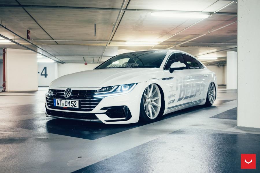  Volkswagen Arteon 4Motion R-Line on Vossen Wheels (VFS-1) 2018 года  (фото 1 из 46)